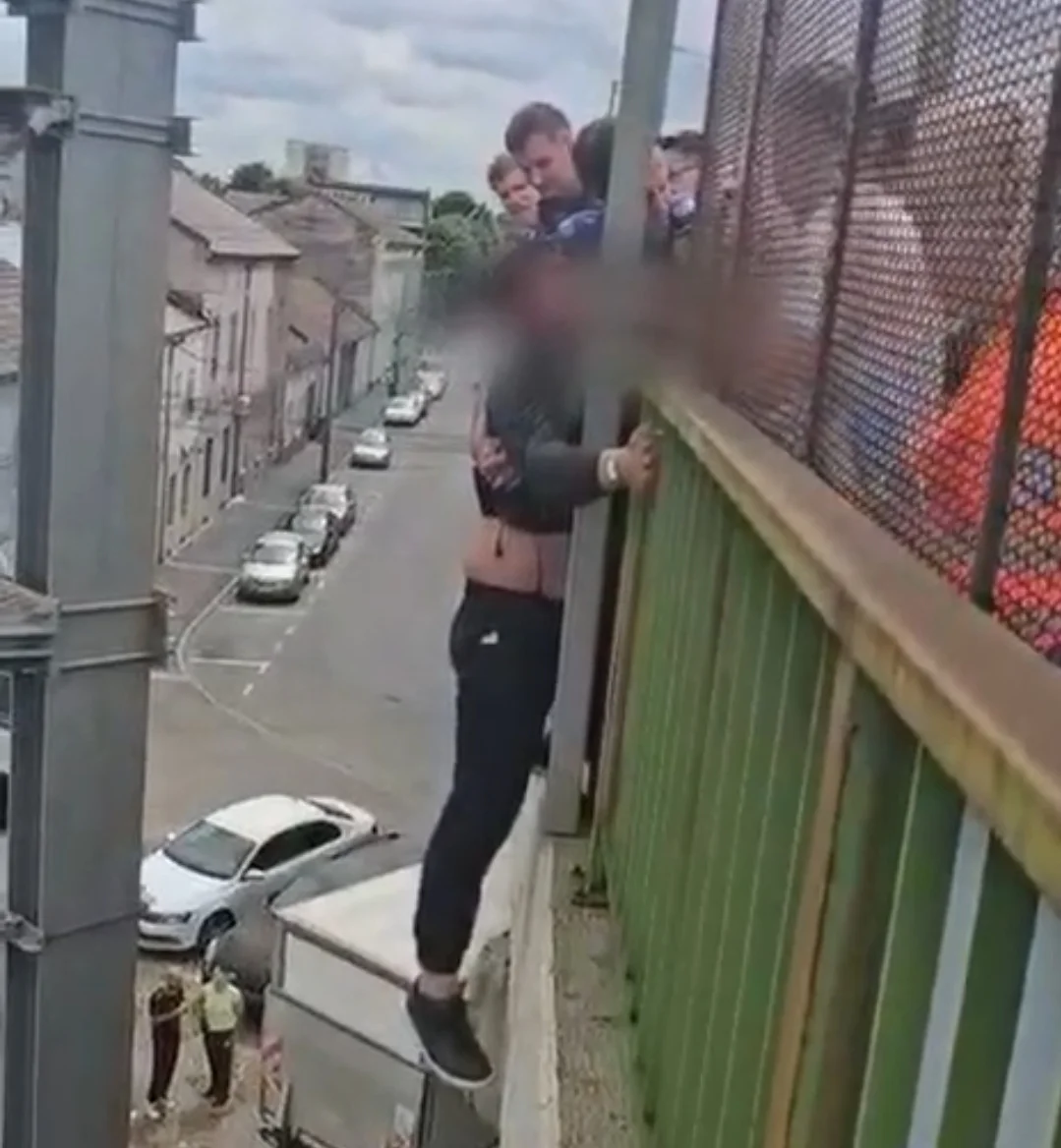 Bărbat salvat de jandarmi pe un pasaj din Arad după apel la 112