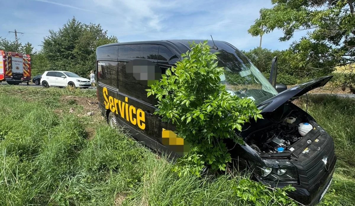 Accident rutier între Vinga și Șagu: microbuz ieșit de pe șosea, o victimă transportată la spital