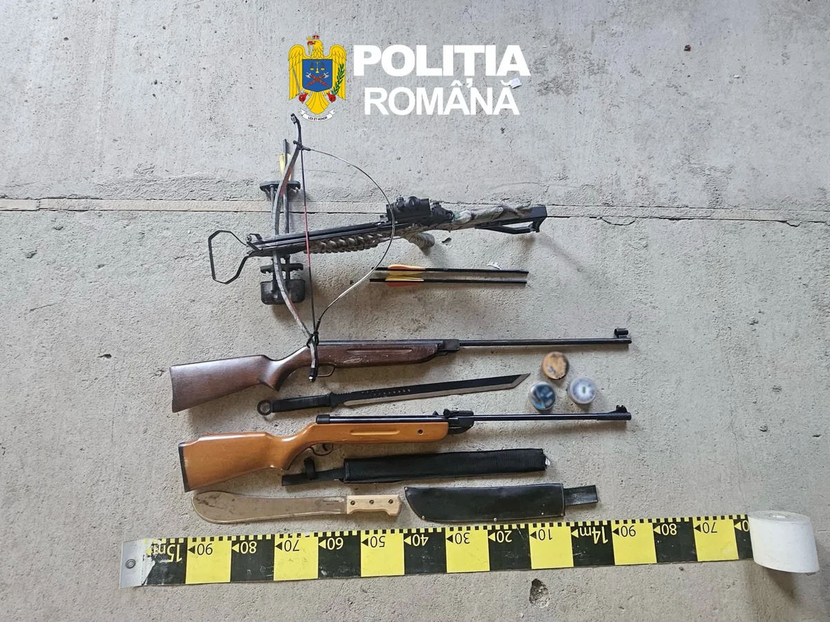 Percheziții la Chișineu-Criș: arme, săbii și arbaletă, ridicate de polițiști