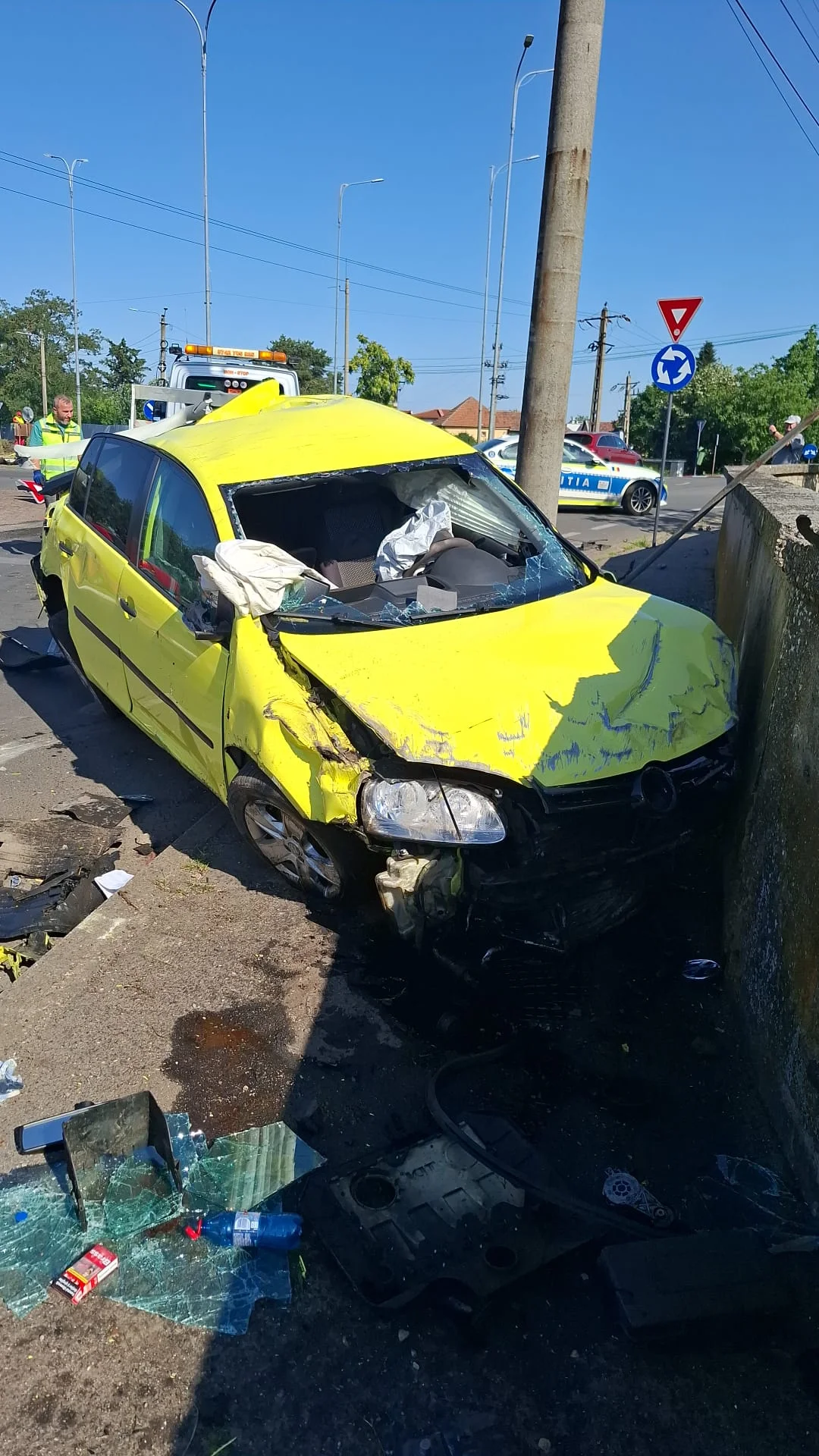 Un șofer a pierdut controlul volanului în sensul giratoriu Activ din Arad și a lovit un stâlp