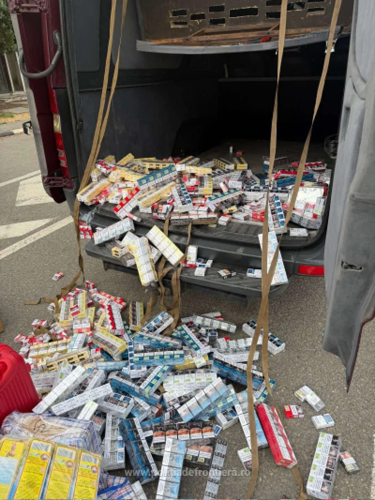 Nădlac: 2.900 pachete de țigări confiscate dintr-un microbuz