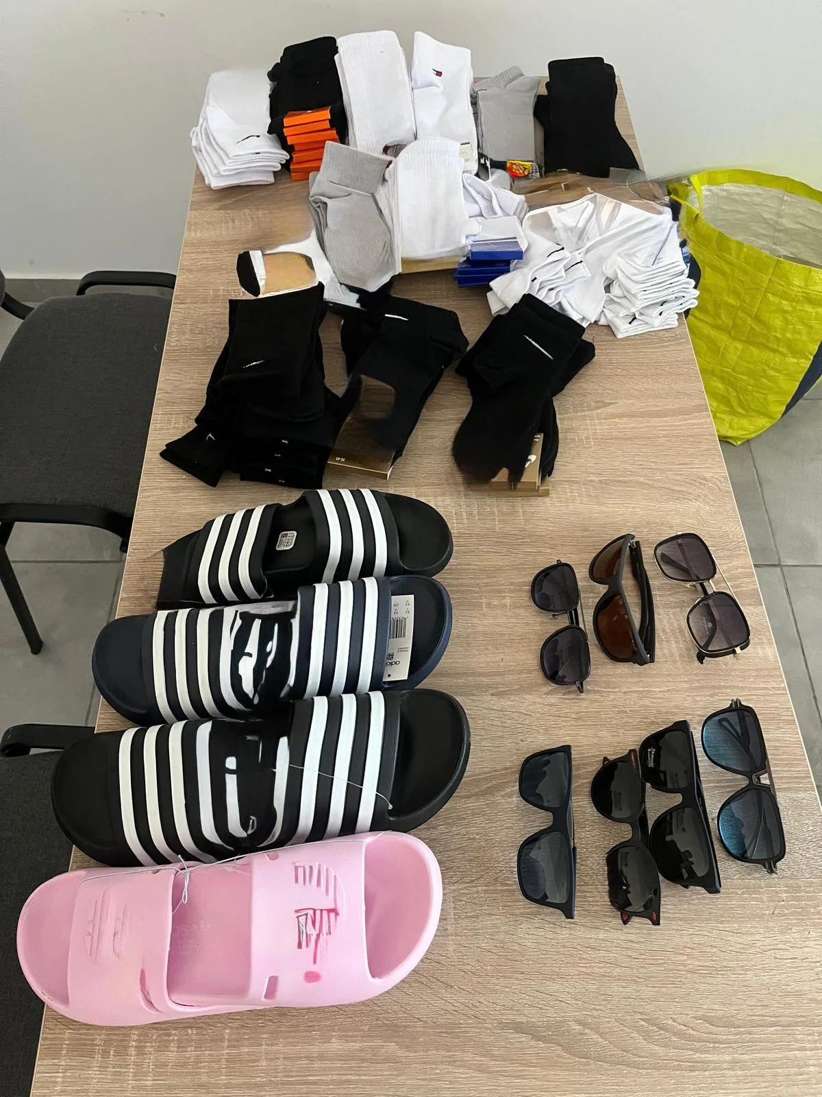 Jandarmii arădeni ridică produse contrafăcute de 2.700 de lei