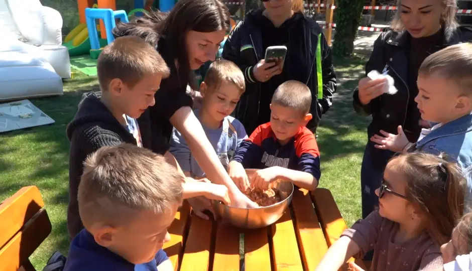 Azul- Ștrandul Neptun: copiii au preparat mici la „Petrecerea MICI-lor bucătari" de 1 Mai
