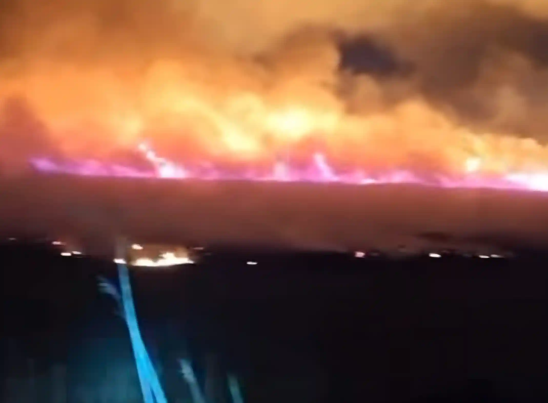 Incendiu de vegetație lângă un parc fotovoltaic din Chișineu-Criș. Pompierii au intervenit pentru a proteja panourile solare