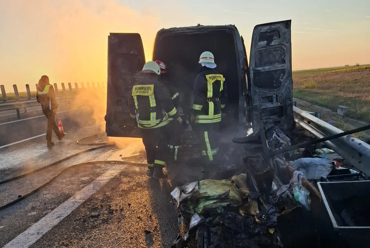 Incendiu pe A1 lângă Pecica: autoutilitară cuprinsă de flăcări