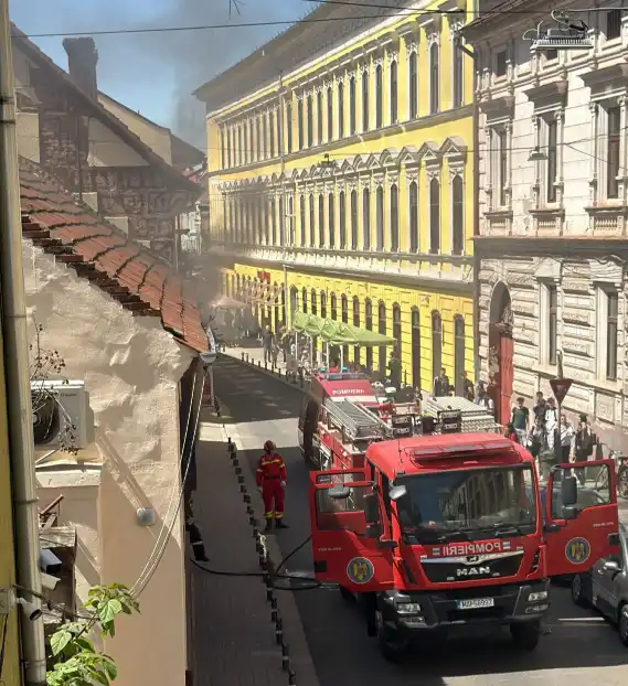 Incendiu pe strada Unirii din Arad. Pompierii intervin în acest moment