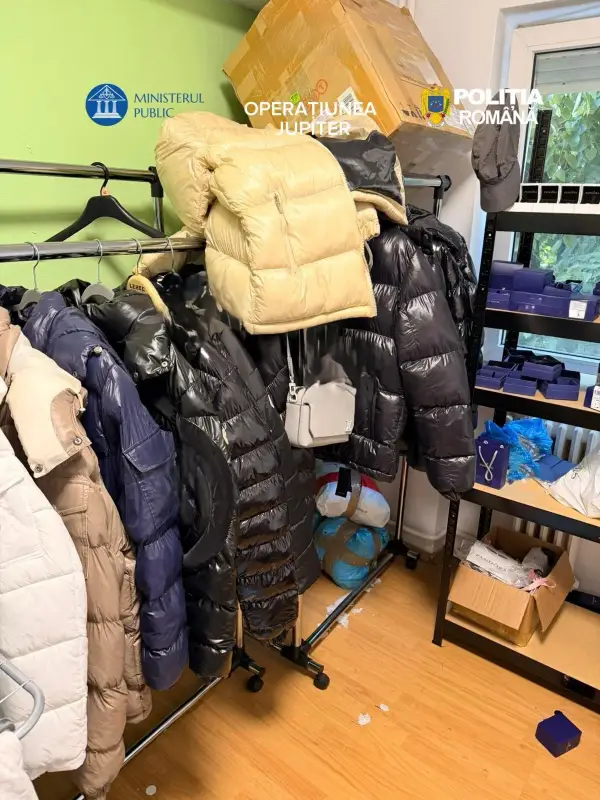 Percheziții în Arad într-un dosar de contrafacere — haine, încălțăminte și bijuterii de lux false, în valoare de 180.000 de lei