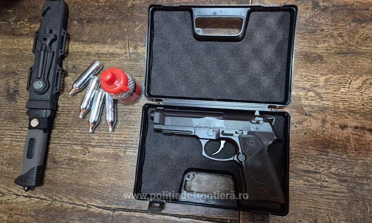 Pistol cu aer comprimat găsit fără documente într-un microbuz pe A1 Nădlac