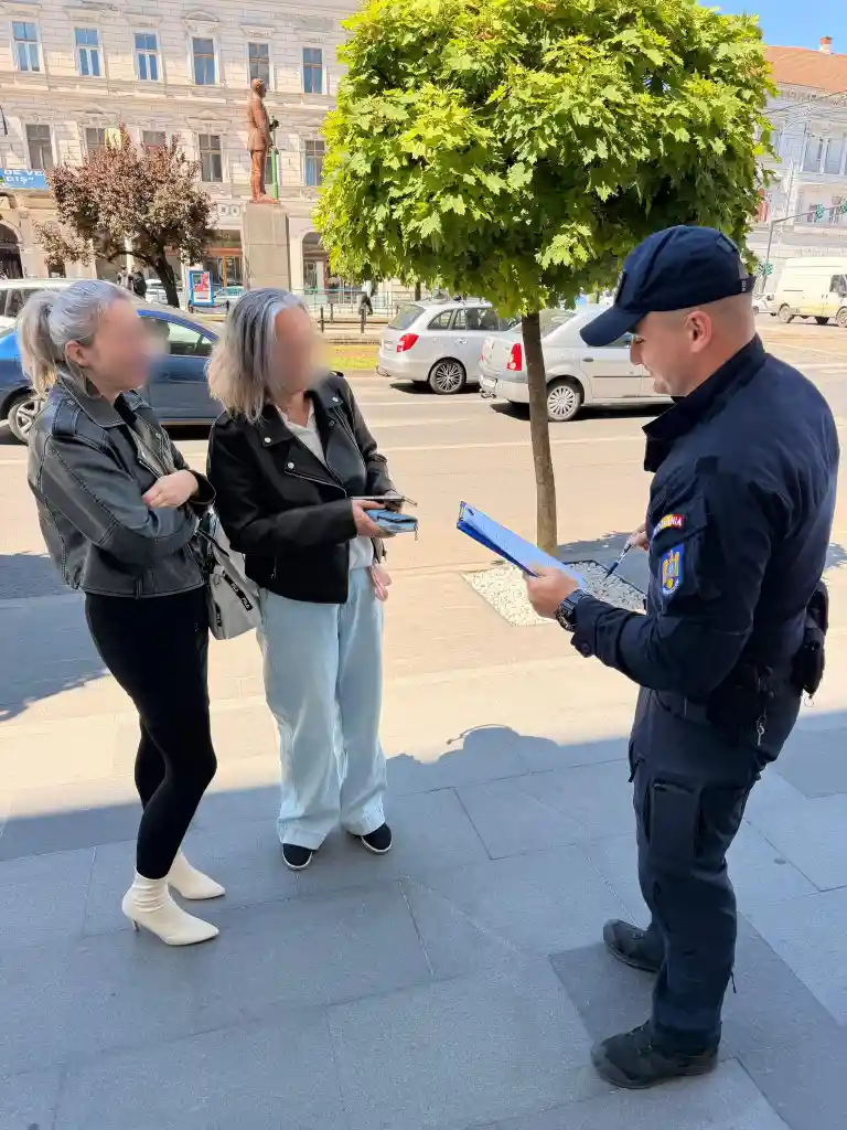 Un jandarm arădean a găsit un portofel uitat și l-a returnat proprietarei