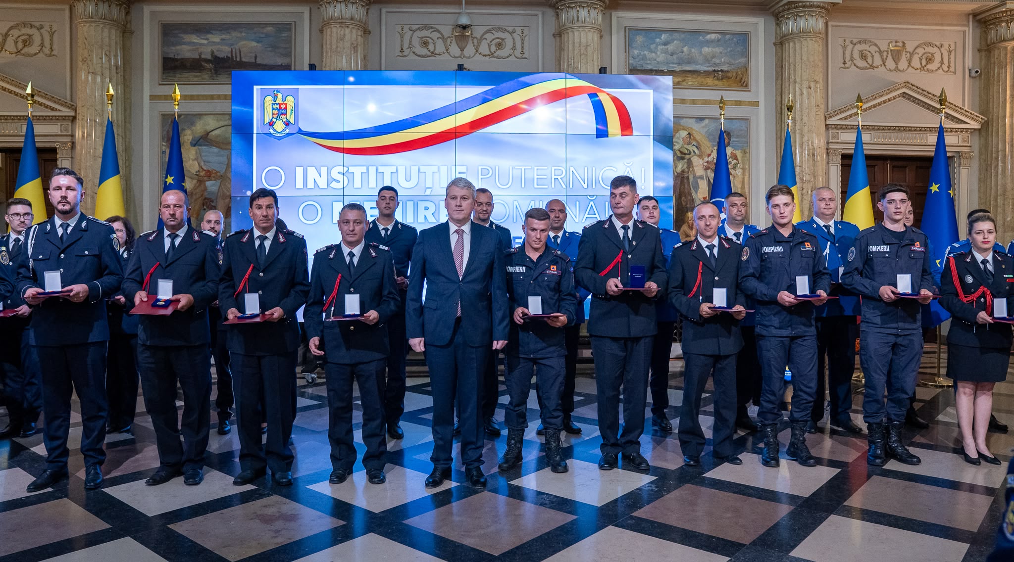 Un pompier arădean a primit Emblema de Onoare a MAI